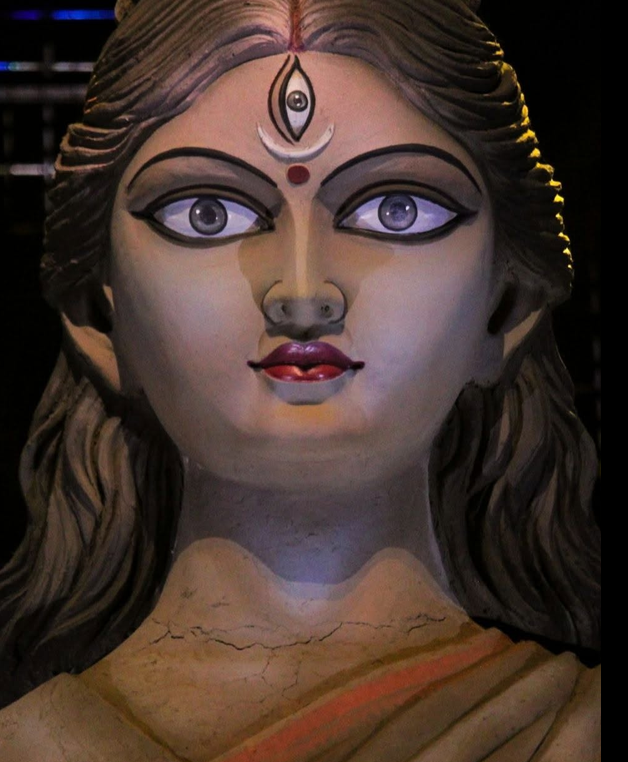 Did the cracks around the throat of Ma Durga at Chorbagan on the eve of Ditiya forebode the impending diaster?